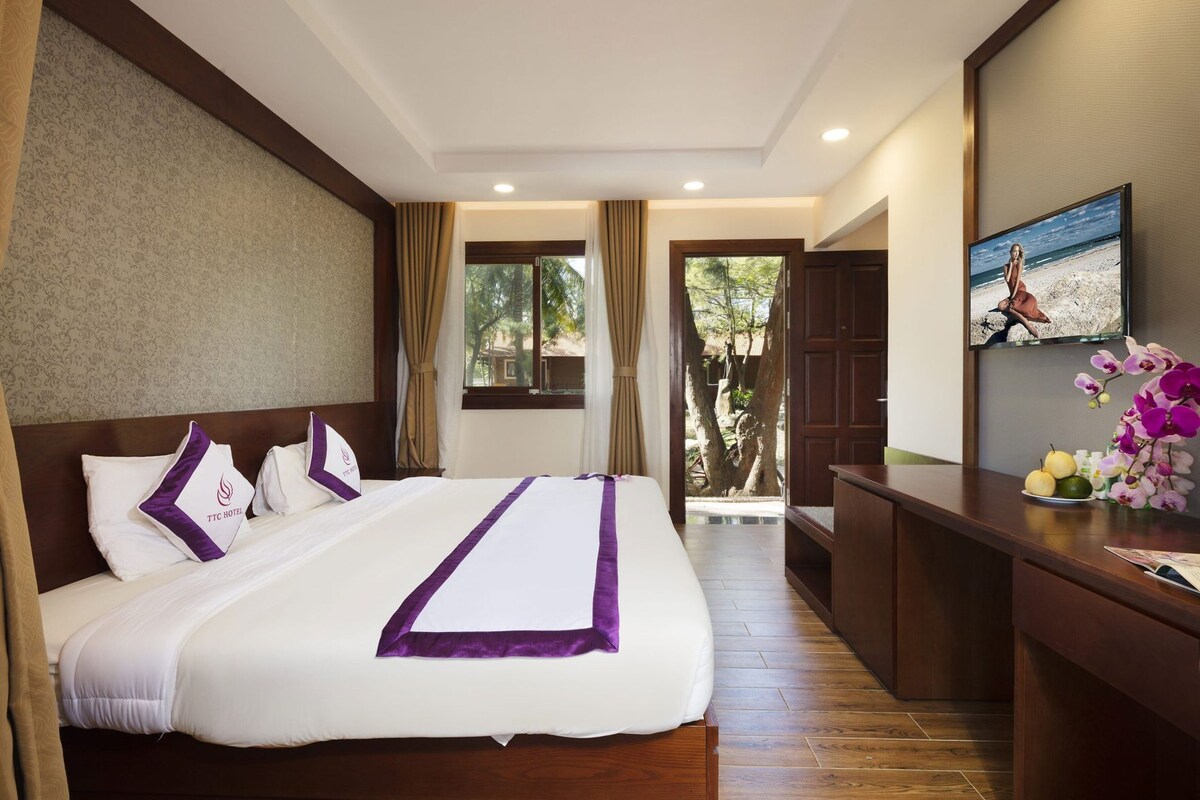 Minibar, in-room safe, desk, blackout drapes