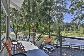Terrace/patio - Waterfront Troutdale Hideaway: Sandy River Fishing (Troutdale)