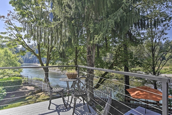 Outdoor dining - Waterfront Troutdale Hideaway: Sandy River Fishing (Troutdale)