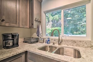 Fridge, microwave, stovetop, dishwasher - Waterfront Troutdale Hideaway: Sandy River Fishing (Troutdale)
