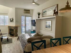 1 habitación, tabla de planchar con plancha y cuna de viaje 