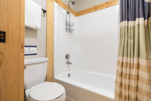 Un baño con inodoro, ducha y bañera.