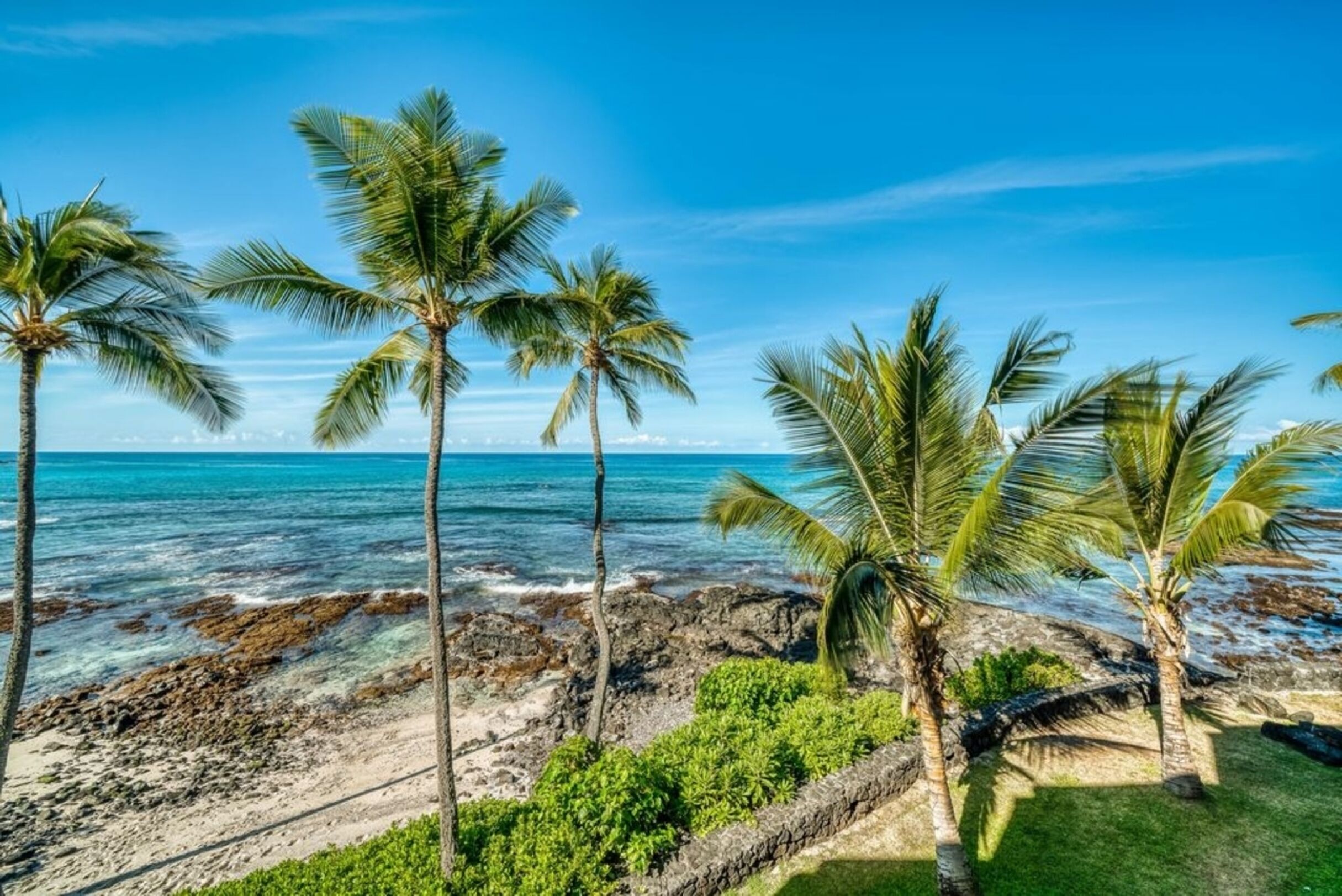 Beach nearby, sun loungers, beach towels