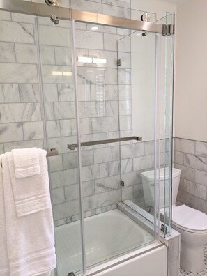 Ensemble douche/baignoire, sèche-cheveux, serviettes fournies
