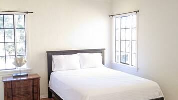 3 slaapkamers, een strijkplank/strijkijzer, reisbedje, gratis wifi