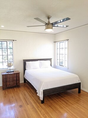 3 dormitorios, tabla de planchar con plancha, cuna de viaje