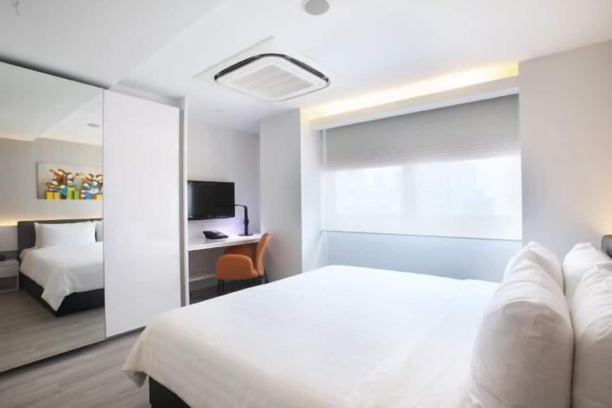 1 habitación, caja de seguridad en la habitación y escritorio