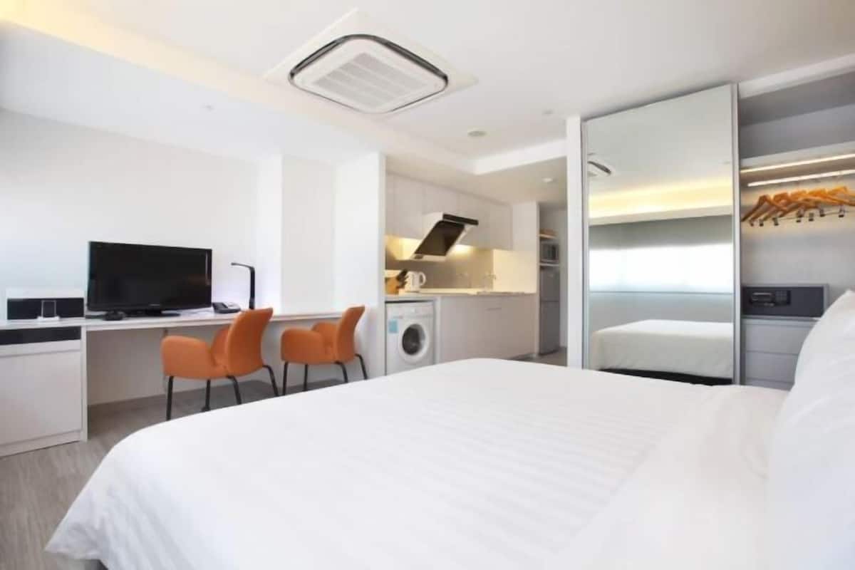 1 habitación, caja de seguridad en la habitación y escritorio
