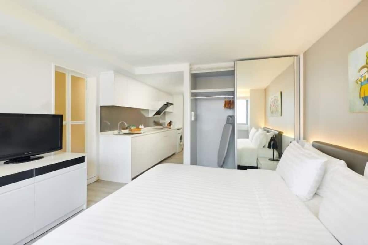 1 habitación, caja de seguridad en la habitación y escritorio