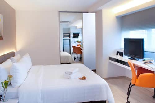 Studio Deluxe Apartment with City Views | In-room safe, desk, laptop workspace, soundproofing