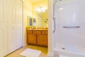 Combined shower/bathtub, hair dryer, towels, soap