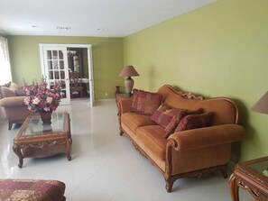 TV - Beautiful Spacious Luxurious Home (Freeport)