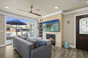 Smart TV, fireplace
