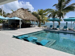 Utomhuspool och uppvärmd pool