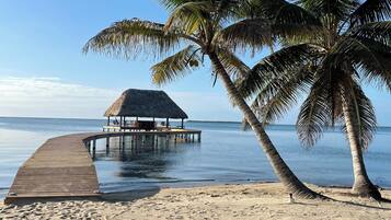Plage, chaises longues, serviettes de plage
