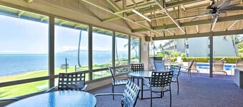 Oceanfront, king bed, queen murphy bed, beach / pickleball supplies & car option