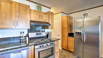 Een koelkast, een magnetron, een oven, een kookplaat