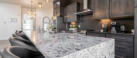 ثلاجة، ميكروويف، فرن، موقد طهي مسطح