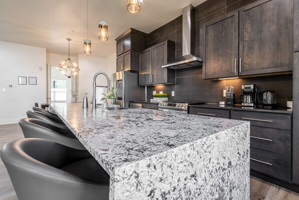 冷蔵庫、電子レンジ、オーブン、コンロ