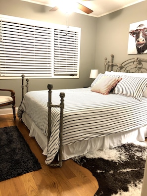 3 bedrooms, in-room safe, iron/ironing board, travel cot