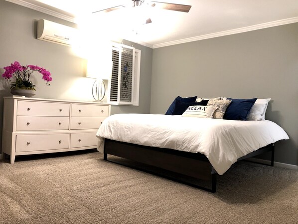 3 makuuhuonetta, tallelokero huoneessa, silitysrauta/-lauta