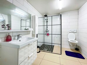 Bañera, secador de pelo, toallas