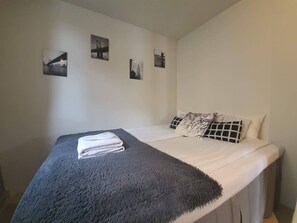 2 bedrooms, iron/ironing board, internet, bed sheets