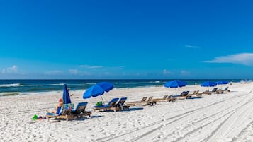 Condo, 3 habitaciones | Playa | En la playa