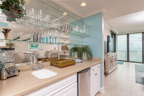 Condo, 3 habitaciones | Cocina privada | Refrigerador, microondas, parrilla de estufa y lavavajillas 
