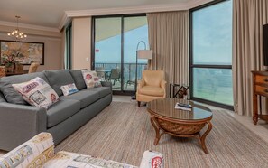 Condo, 2 habitaciones | Sala de estar | Televisión de 36 pulgadas con canales digitales 