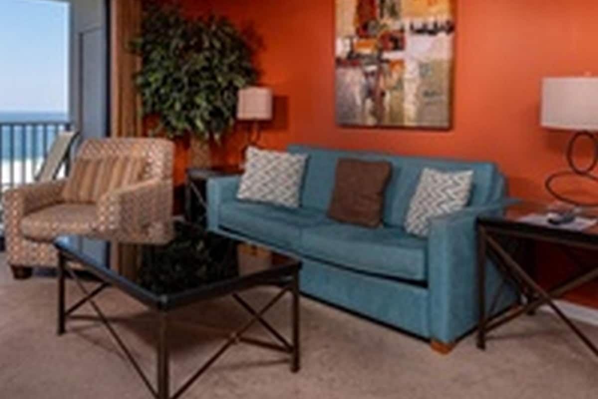 Condo, 2 chambres | Salle de séjour | Téléviseur de 36 po avec télévision numérique