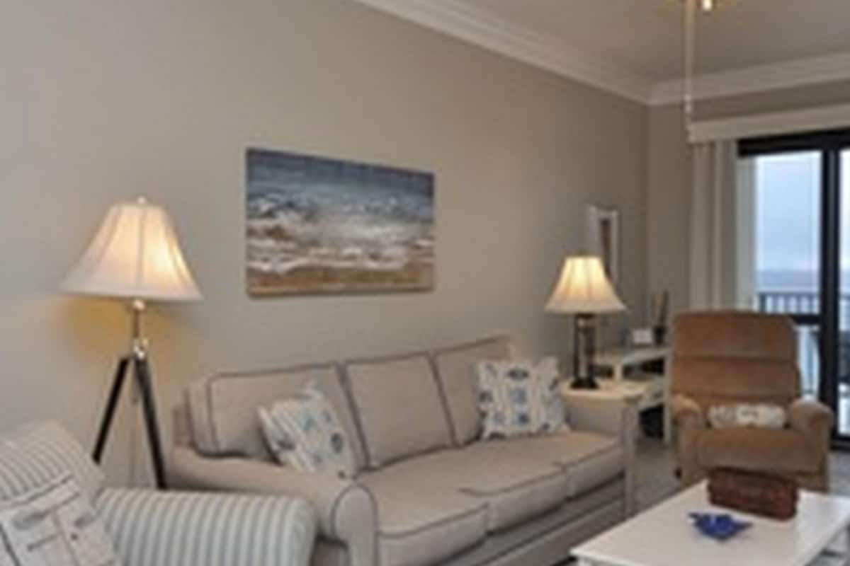 Condo, 1 chambre | Salle de séjour | Téléviseur de 36 po avec télévision numérique