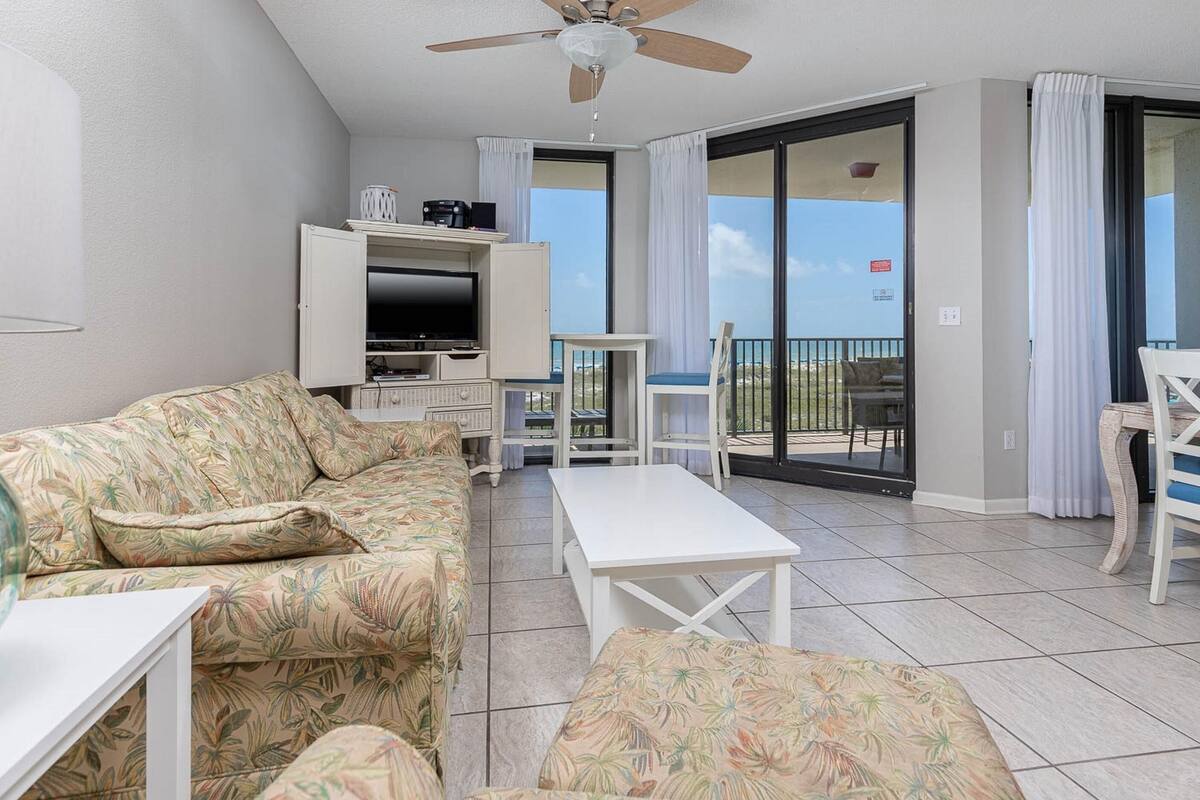 Condo, 3 Bedrooms | Living room | 36-inch TV with digital channels