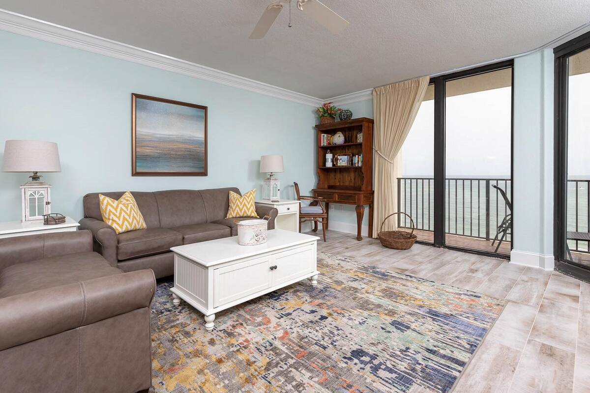 Condo, 3 Bedrooms | Living room | 36-inch TV with digital channels