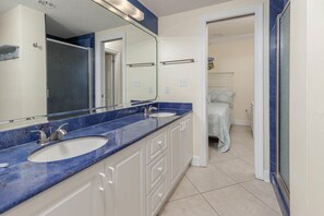 Condo, 3 phòng ngủ | Phòng tắm