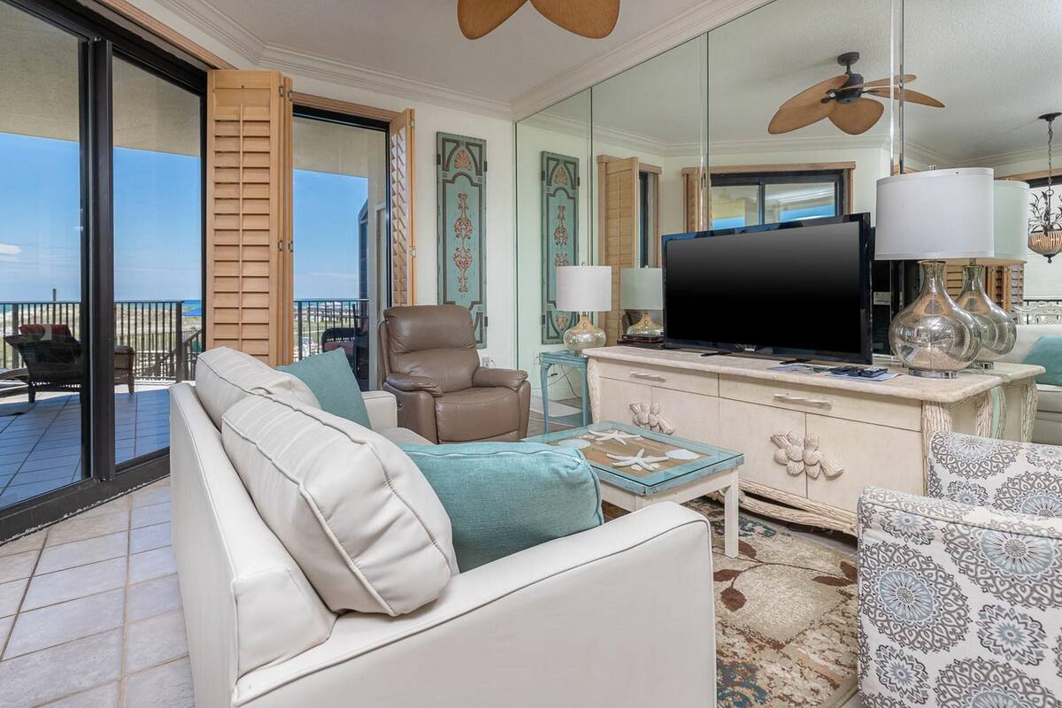 Condo, 3 Bedrooms | Living room | 36-inch TV with digital channels