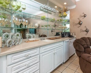 Condo, 2 Bedrooms | Restaurant