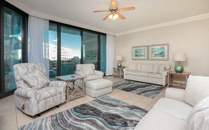 Condo, 3 habitaciones | Sala de estar | Televisión de 36 pulgadas con canales digitales 