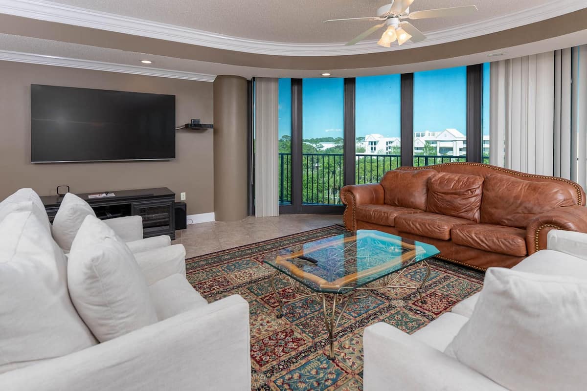 Condo, 3 Bedrooms | Living room | 36-inch TV with digital channels