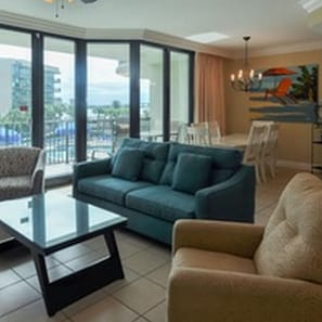 Condo, 2 chambres | Salle de séjour | Téléviseur de 36 po avec télévision numérique