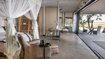 Premium bedding, minibar, desk, free WiFi
