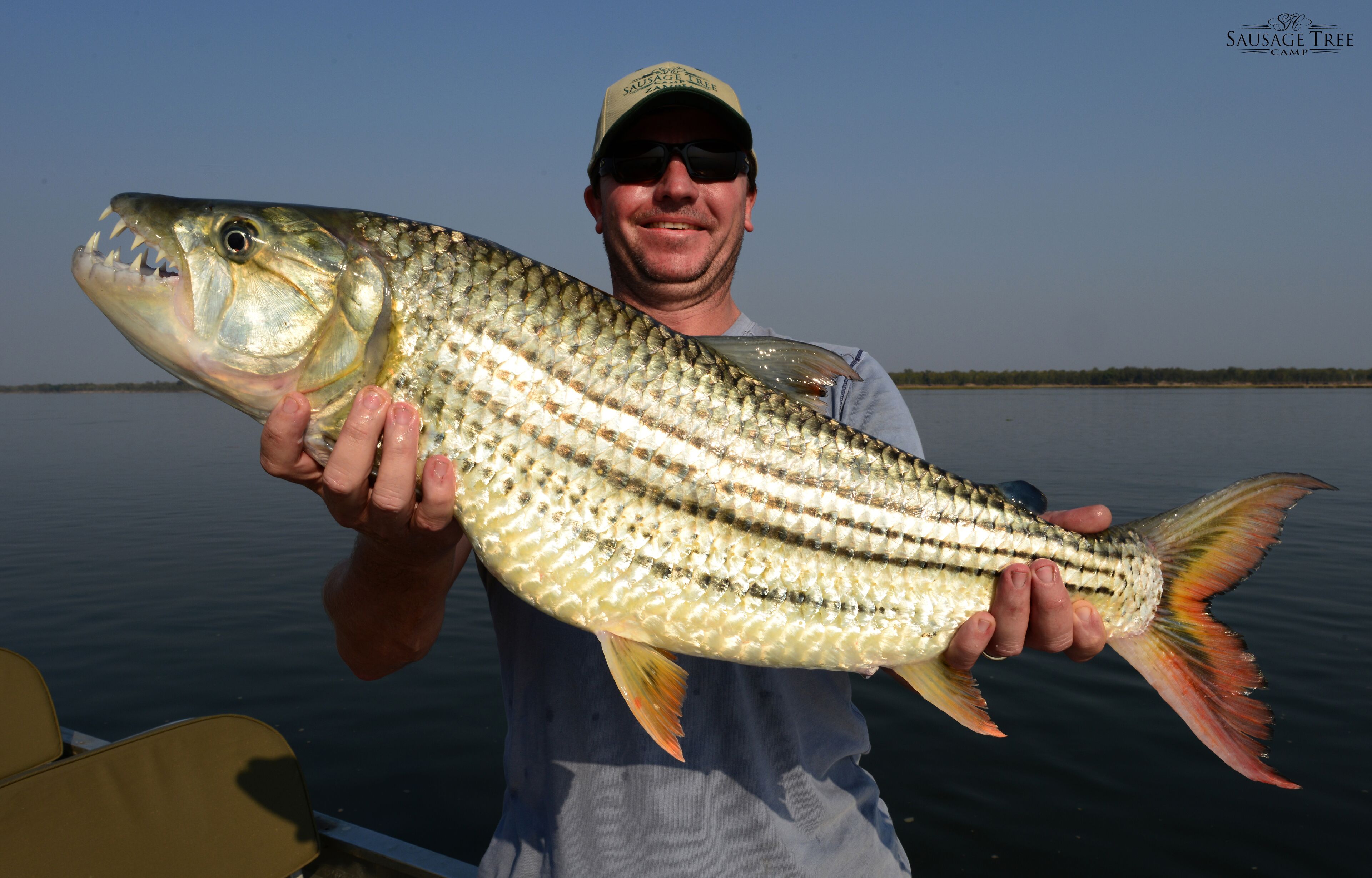 Une personne tenant un gros poisson.