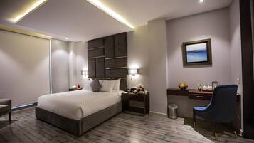 Royal-sviitti | 1 makuuhuone, minibaari, tallelokero huoneessa, työpöytä