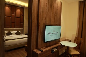 Family Room (Interconnecting Room) | Escrivaninha, espaço de trabalho para notebook, quartos à prova de som