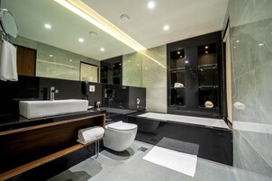 Shower, rainfall showerhead, free toiletries, soap