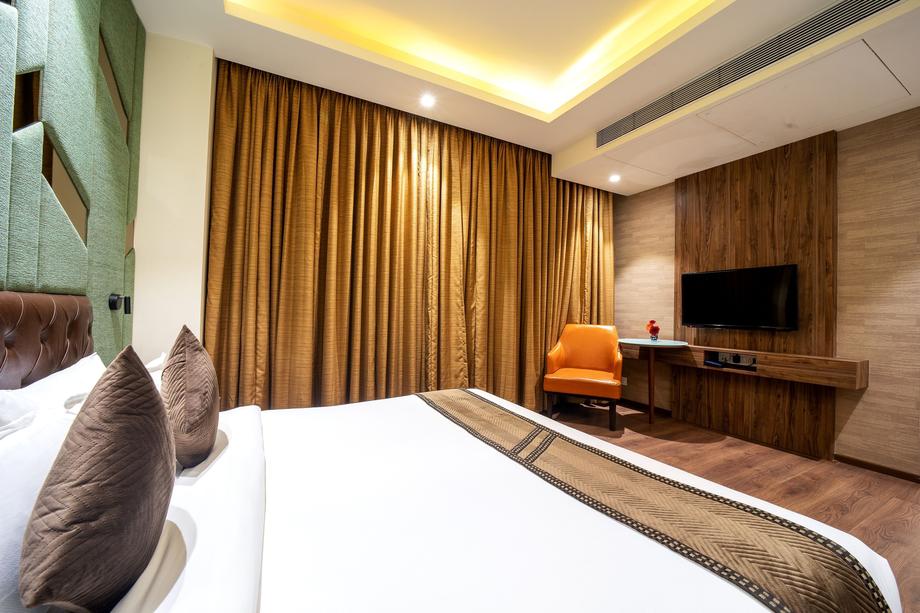 Suite Room | Desk, laptop workspace, soundproofing, free WiFi