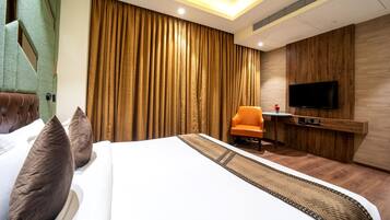 Suite Room | Desk, laptop workspace, soundproofing, free WiFi