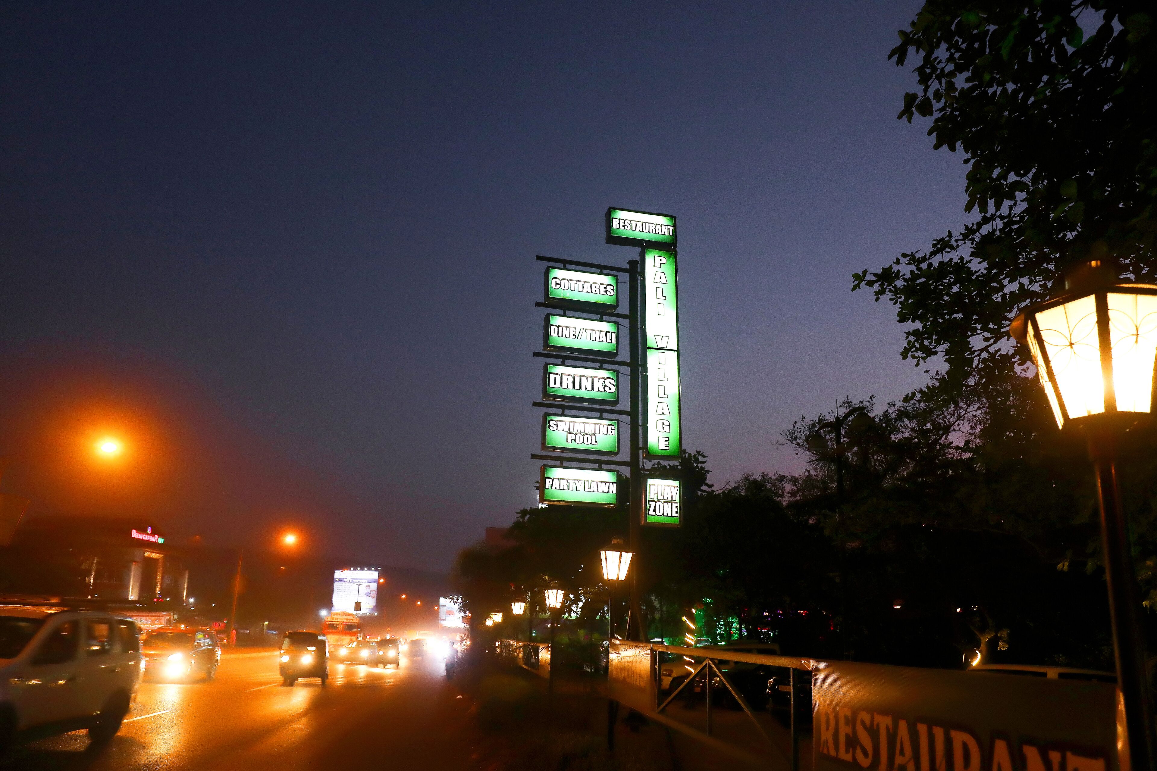 Fachada da propriedade à noite