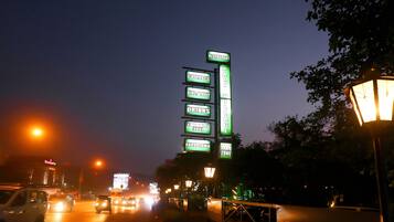 Bagian depan properti - sore/malam