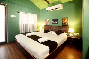 Romanttinen puumaja | Yksilöllisesti sisustettu, yksilöllisesti kalustettu, työpöytä